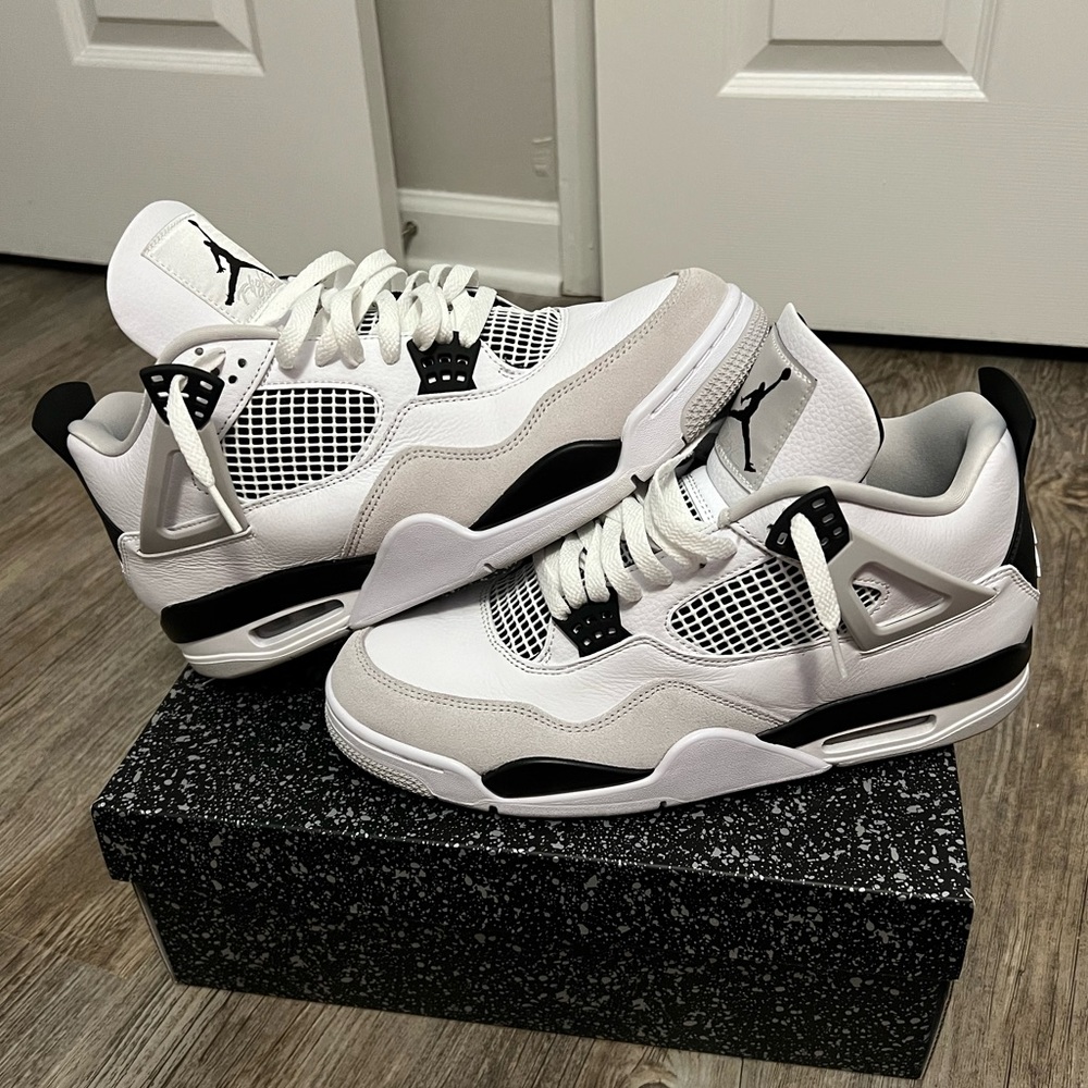 Air Jordan 4 Retro, Mens size 11, (Used) og all